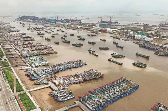 Cientos de barcos de pesca agrupados a la espera del paso del tifón Khanun, en el puerto de Shenjiamen (en la provincia de Zhejiang, este de China).
