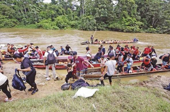 Migrantes son transportados en canoas en el sector de Lajas Blancas en Darién (Panamá).