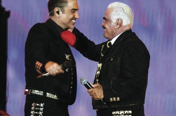 Alejandro Fernández despidió a su padre al cantar 'Amor de los dos' en su funeral.