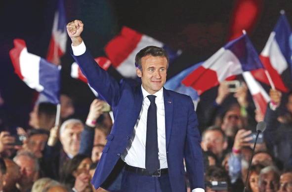 Emmanuel Macron celebra su victoria electoral en foto de archivo.
