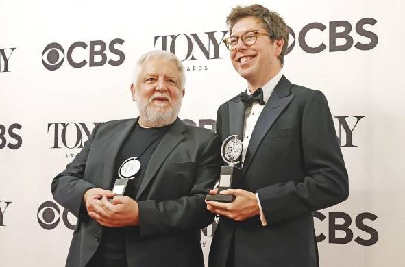Simon Russell Beale (izq.) y Ben Power (der.) ganan el premio a Mejor Actuación de Actor Protagónico en una Obra y Mejor Obra, respectivamente para 'The Lehman Trilogy'