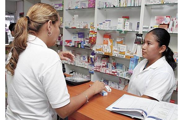 El desabastecimiento de medicinas en las instituciones públicas provoca el alza de precios en las farmacias privadas