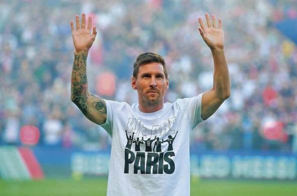 Lionel Messi presenta su nueva camiseta del Paris Saint-Germain.