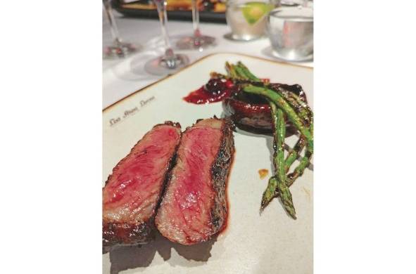 New York Prime steak con espárragos y portobello glaseado con balsámico