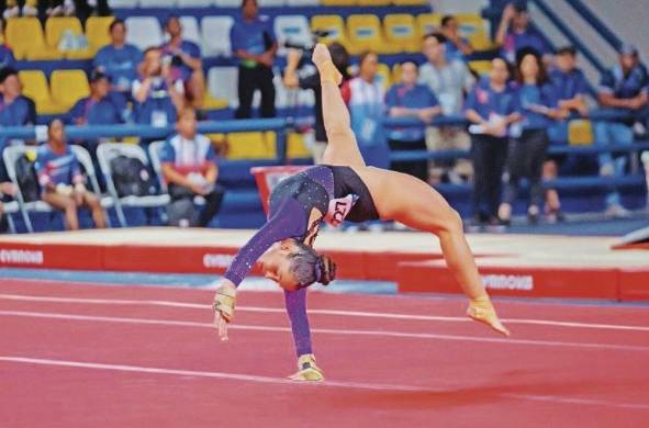 Lana Herrera, una de las clasificadas para los Panamericanos, hace trabajo de piso en los juegos de San Salvador.