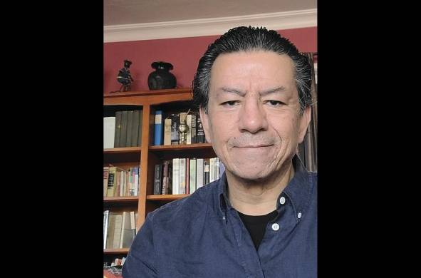 El escritor mexicano Juvenal Acosta presenta su más reciente novela 'La puerta del círculo polar ártico'.