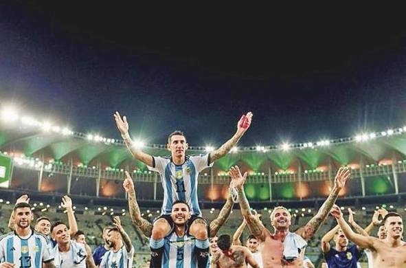 Ángel di María, de Argentina, controla el balón en un partido de las eliminatorias sudamericanas para la Copa Mundial de Fútbol 2026.