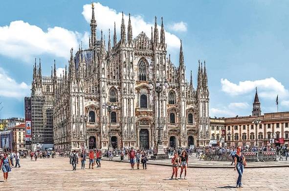 La Catedral de Milán tiene gruesas y largas columnas repletas de estatuas que llegan al techo.