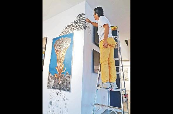 El artista ecuatoriano-panameño Fernando Toledo instalando la serie 'Símbolos Vitales'.