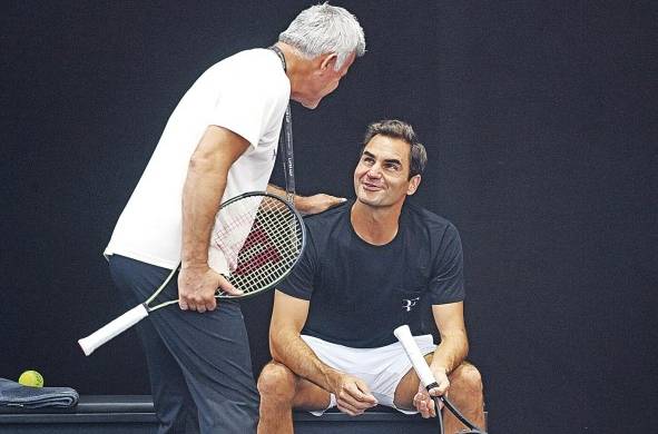 Federer junto a Apostolos Tsitsipas, padre del tenista griego Stefanos Tsitsipas, durante el entrenamiento previo al juego.