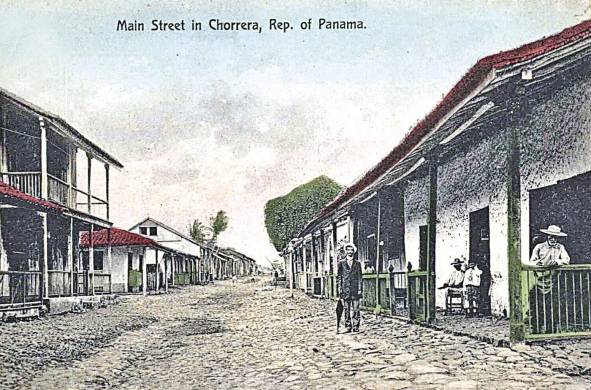 Calle principal en La Chorrera, Panamá. En septiembre de 1895 llega el alumbrado público a La Chorrera, a cargo del municipio que para esa época tenía unos 5.000 habitantes.