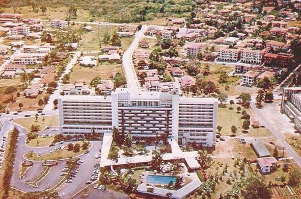 Hotel Panama Hilton, con la urbanización Campo Alegre al fondo. Postal fotográfica.