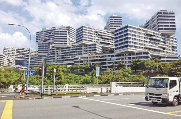 The Interlace, edificio multifamiliar diseñado por la oficina de arquitectura OMA está ubicado en un sitio elevado de ocho hectáreas, en medio de las verdes cordilleras del sur de Singapur. El desarrollo tiene 1,040 unidades de apartamentos de diferentes tamaños con amplios espacios al aire libre y jardines.