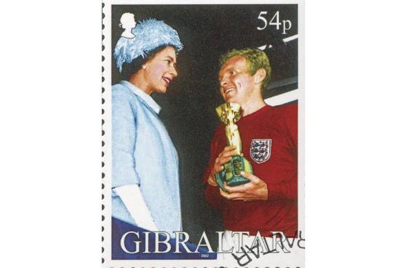 Sello postal de Gibraltar que muestra a Bobby Moore, capitán de Inglaterra, recibiendo el trofeo Jules Rimet de manos de la reina Isabel II.