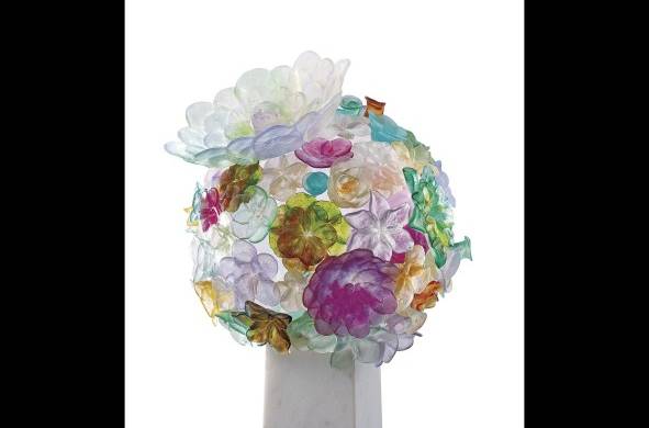 Faarup creó y fundió más de 5 mil flores de vidrios originales que conforman los diseños esféricos.