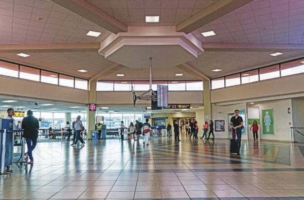 Viajeros esperan en el Aeropuerto Internacional de Tocumen.