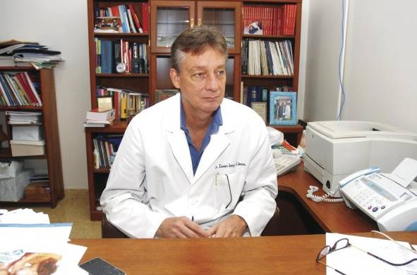 Sáez-Llorens cuenta con más de 190 artículos publicados en revistas internacionales y nacionales. Ha editado ocho libros de medicina.