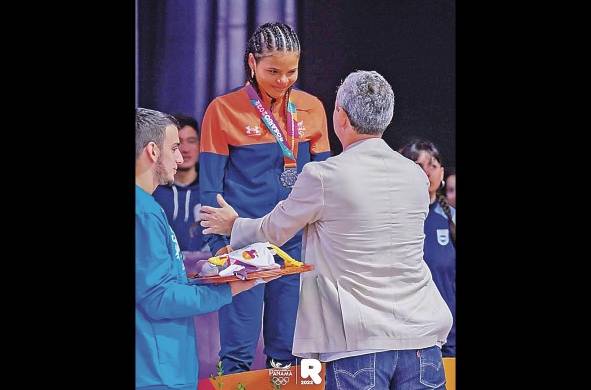 Xiomara Santamaría es premiada con la presea de plata, en los juegos Sudamericanos Juveniles de Rosario.