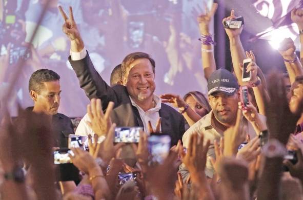 Juan Carlos Varela saludó a sus copartidarios luego de conocer el resultado preliminar de las elecciones de mayo de 2014.