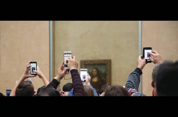Turistas frente a una de las obras mas importantes de Leonardo Da Vinci, 'La Gioconda'.