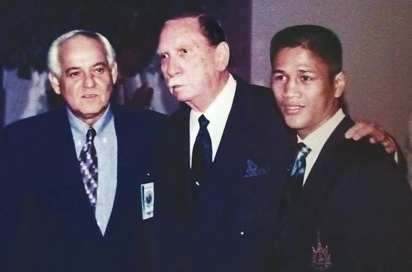 Córdova (centro) con el entonces presidente de la AMB, Gilberto Mendoza, y el exmonarca Saen Sor Ploenchit, en la convención en Tailandia en 1998.