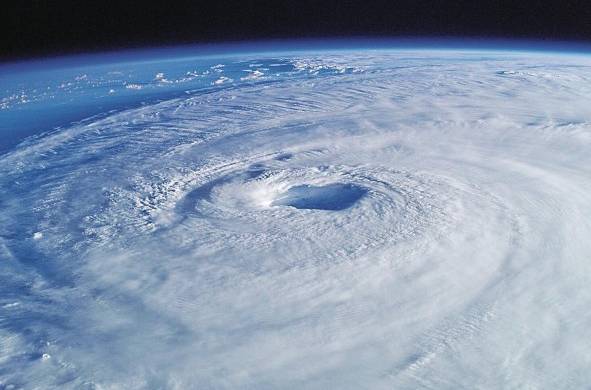 Los huracanes son generados en latitudes cercanas al ecuador como resultado de la liberación de calor y humedad en la superficie de los océanos tropicales.
