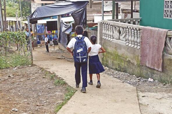 La escuela de Bajo Chiquito mantiene cursos hasta noveno gradSo. Los 150 estudiantes caminan entre los migrantes para asistir a clases.