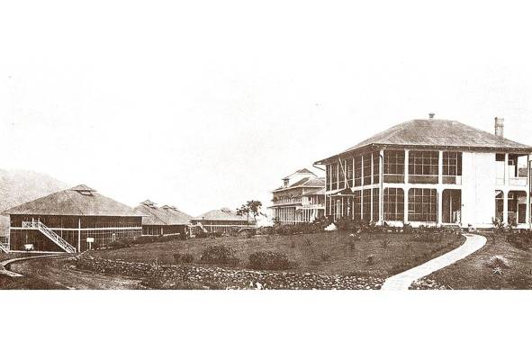 En esta imagen, una vista de la residencia del jefe de ingenieros y el Edificio de la Administración del Canal, en su locación original en Culebra.