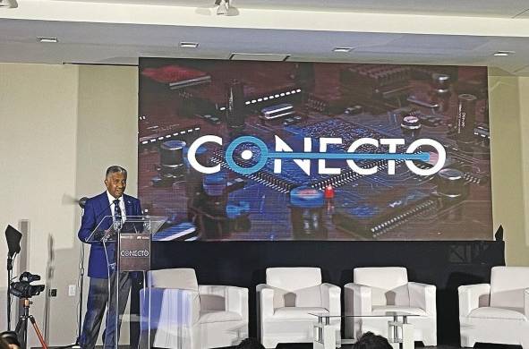 El doctor Eduardo Ortega Barría durante la presentacíón de la plataforma 'Conecto'.