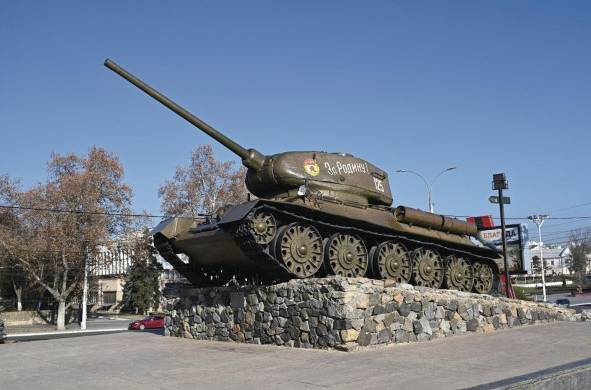 Tanque soviético T-34, uno de los símbolos de la ciudad, monumento en honor a la victoria sobre la Alemania nazi durante la Gran Guerra Patria (1941-45), en Tiráspol, capital de Transnistria.