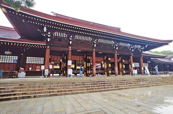 El santuario Meiji fue consagrado en 1920 y los terrenos se terminaron oficialmente en 1926.
