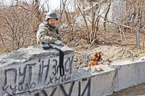 Un soldado ucraniano se encuentra en una aldea en el frente de la parte norte de la región de Kiev.