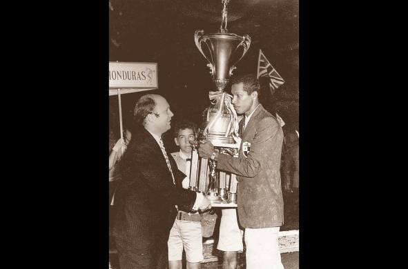 La copa de baloncesto de los Centroamericanos y del Caribe fue recibida por el capitán Julio Osorio.