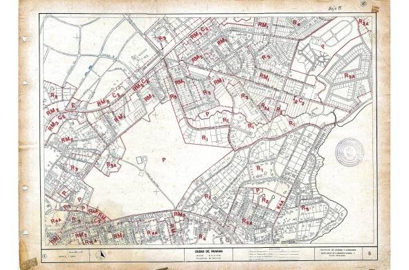 Sección del plano de zonificación de la ciudad de Panamá publicado en 1965 por el IVU. En este se puede apreciar en letras rojas los distintos códigos de uso asignados para parte del corregimiento de San Francisco. Esta sería la primera norma de zonificación aprobada en el país.