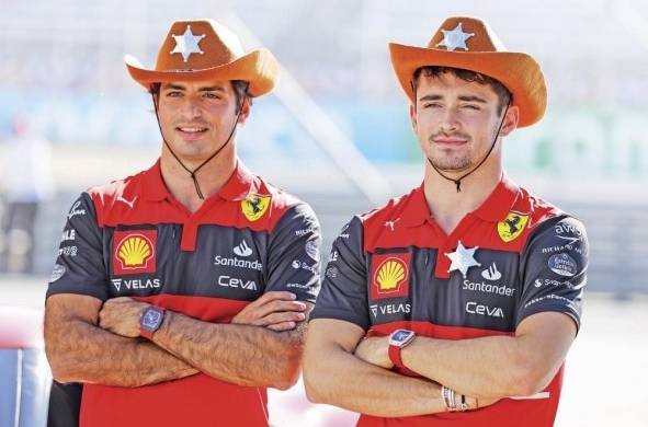 Carlos Sainz (d.) y Charles Leclerc (i.), pilotos de la escudería Ferrari