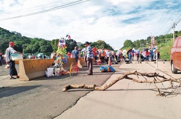 Educadores bloquearon el acceso a la autopista de La Chorrera.