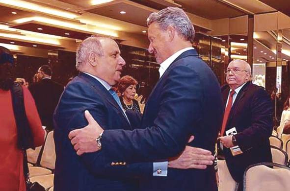 John Feeley antes de su salida de Panamá saluda a Abdul Waked, durante el evento de la presentación del libro 'Gabo periodista', en abril de 2018.