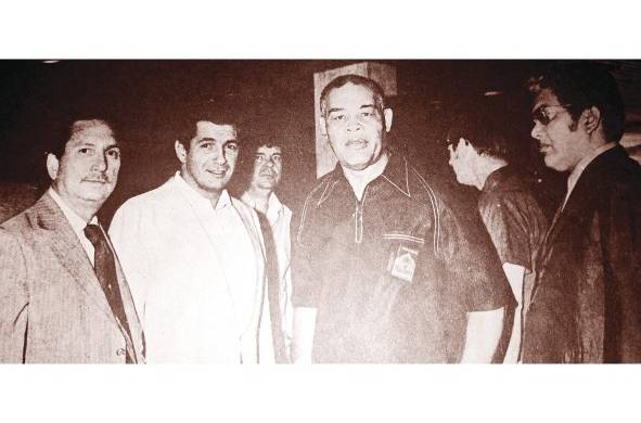 Córdova y Sánchez (der.) con el promotor argentino Tito Lectoure y el excampeón Joe Louis, en Panamá en 1974.