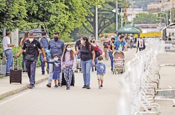 Varias personas cruzan el puente internacional Simón Bolívar desde Venezuela hacia Colombia, gracias a la apertura de un corredor humanitario, el 2 de junio de 2021, en Cúcuta (Colombia).