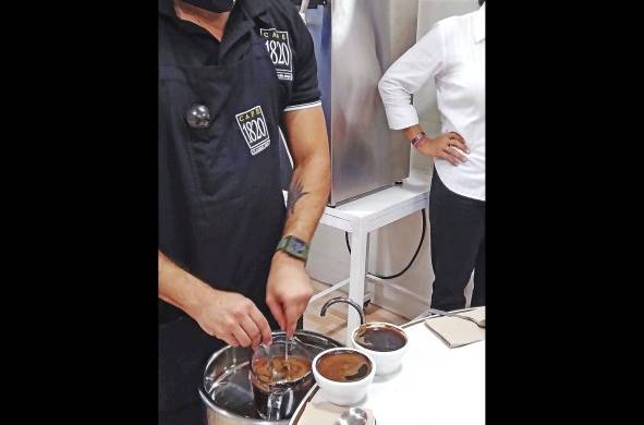 El experto procede a retirar la costra del café.