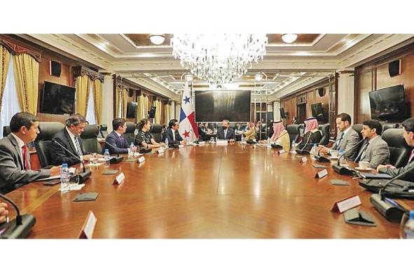 El presidente Cortizo junto a sus ministros y la delegación comercial de Arabia Saudita.