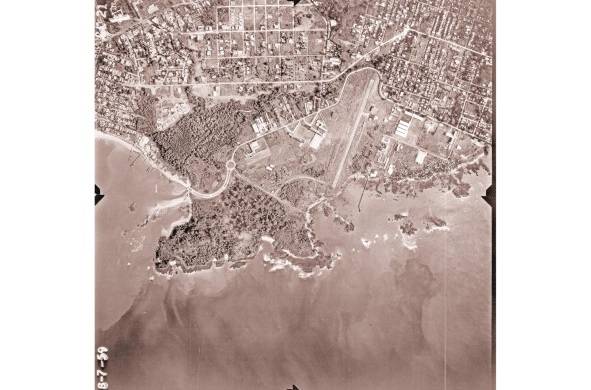 El proceso de urbanización de Paitilla se inicia en 1931, con la construcción del aeropuerto, que luego sería ocupado por los estadounidenses durante la guerra y devuelto a Panamá en 1958. En esta imagen, una vista del sector de Punta Paitilla con el aeropuerto en 1959.