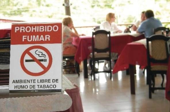 El consumo de cigarrillo en los restaurantes supone nuevos retos frente a la pandemia