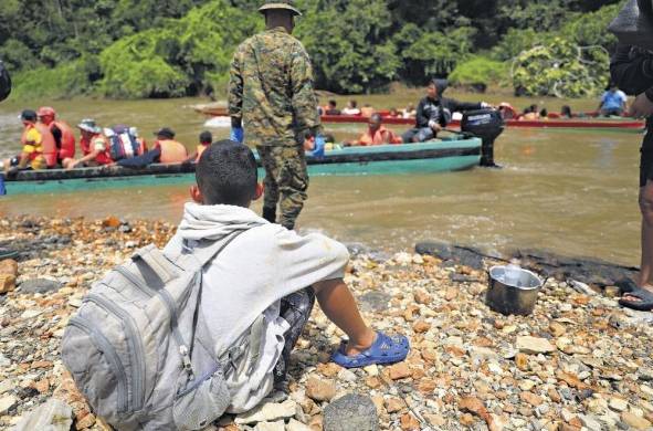 Los migrantes llegan a la provincia de Darién después de cruzar la selva procedente de Colombia.