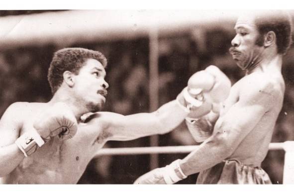 Los panameños Jorge Luján (Izq.) y Eusebio Pedroza se enfrentaron en 1985 por el título pluma, que retuvo el segundo por decisión de los jueces.
