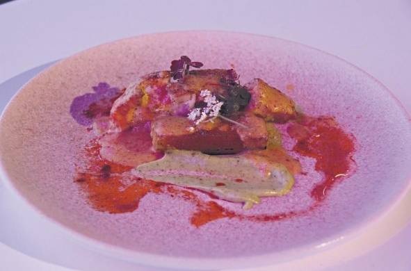Bacalao en costra con salsa cremosa de arracacia y lulo infusionada con eucalipto, de Yuvraj Sawant