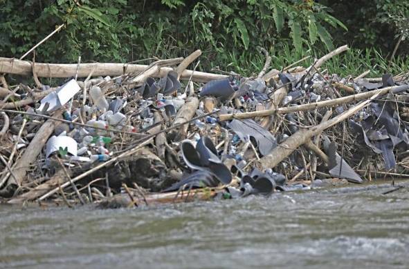 En el río Tuquesa es frecuente encontrarse bancos de basura compuesta por desechos: bolsas de plástico, colchonetas, lona, telas, carpas, mochilas. Gran parte de esta basura proviene de la selva, cuando azotan las lluvias arrastran el material al río