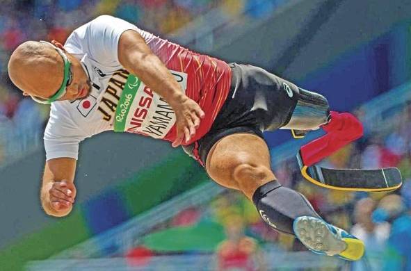 En la foto, el salto de longitud del japonés Atsushi Yamamoto, considerada como una de las postales más sorprendentes de los pasados Juegos Paraolímpicos Río 2016.