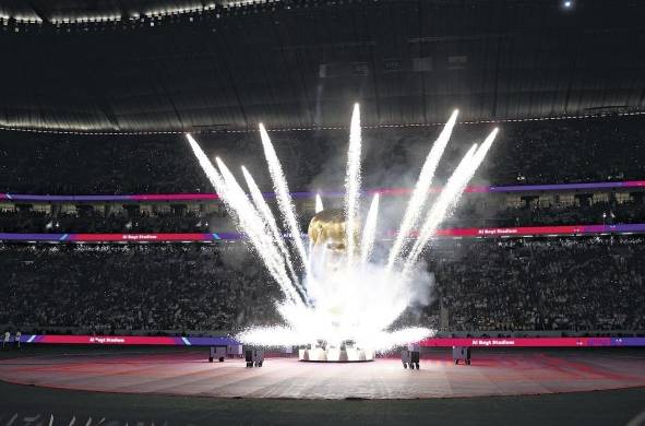Fuegos artificiales con una representación del trofeo del Mundial de Fútbol en la inauguración del campeonato Catar 2022.
