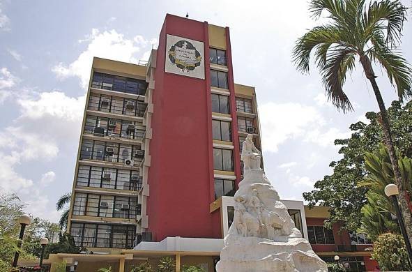Imagen de la fachada del edificio administrativo de la Universidad de Panamá